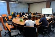 เข้าร่วมประชุมเพื่อวางแผนและดำเนินการขับเคลื่อนกลุ่มอาชีพด้านการผลิต ข้าวเกรียบดาหลา และ กล้วยฉาบ โดยมีการหารือแนวทางการพัฒนาผลิตภัณฑ์ การเพิ่มศักยภาพด้านการผลิต การสร้างมูลค่าเพิ่มให้สินค้า ตลอดจนการส่งเสริมช่องทางการตลาด เพื่อสร้างรายได้และยกระดับคุณภาพ